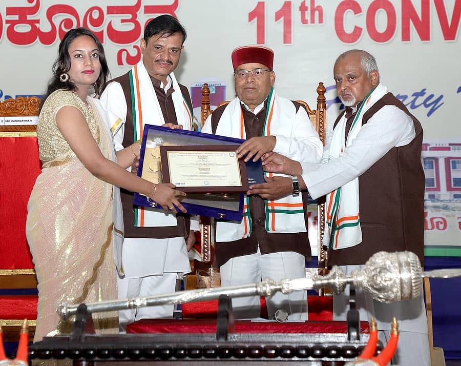 ಬಾಗಲಕೋಟೆ ತೋಟಗಾರಿಕೆ ವಿಜ್ಞಾನಗಳ ವಿಶ್ವವಿದ್ಯಾಲಯದಲ್ಲಿ ಬುಧವಾರ ನಡೆದ 11ನೇ ಘಟಿಕೋತ್ಸವದಲ್ಲಿ ಬಿಎಸ್ಸಿ ತೋಟಗಾರಿಕೆ ವಿಷಯದಲ್ಲಿ 16 ಚಿನ್ನದ ಪದಕ ಪಡೆದ ಉಮ್ಮೇಸಾರಾ ಅವರಿಗೆ ರಾಜ್ಯಪಾಲ ಥ್ಯಾವರ್ಚಂದ್ ಗೆಹಲೋತ್ ಪದವಿ ಪ್ರದಾನ ಮಾಡಿದರು. ತೋಟಗಾರಿಕೆ ಸಚಿವ ವಿ.ಮುನಿರತ್ನ ಹಾಗೂ ಕುಲಪತಿ ಡಾ.ಕೆ.ಎಂ.ಇಂದಿರೇಶ ಇದ್ದಾರೆ ಪ್ರಜಾವಾಣಿ ಚಿತ್ರ