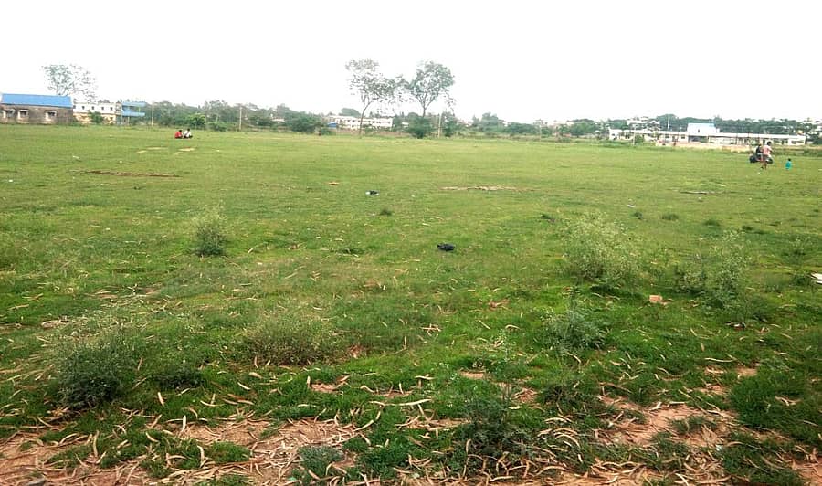 ಹಿರೇಕೆರೂರು ಪಟ್ಟಣದ ಕ್ರೀಡಾಂಗಣ ಸೂಕ್ತ ನಿರ್ವಹಣೆಯಿಲ್ಲದೇ ಪಾಳು ಬಿದ್ದಿದೆ