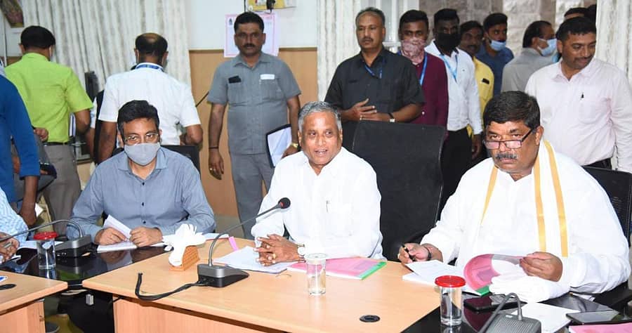 ಬಿಬಿಎಂಪಿ ಪಶ್ಚಿಮ ವಲಯ ಕಾರ್ಯಪಡೆ ಸಭೆಯಲ್ಲಿ ಸಚಿವ ವಿ.ಸೋಮಣ್ಣ ಮಾತನಾಡಿದರು. ಬಿಬಿಎಂಪಿ ಮುಖ್ಯ ಆಯುಕ್ತ ತುಷಾರ್ ಗಿರಿನಾಥ್, ಅಬಕಾರಿ ಸಚಿವ ಕೆ.ಗೋಪಾಲಯ್ಯ ಇದ್ದರು