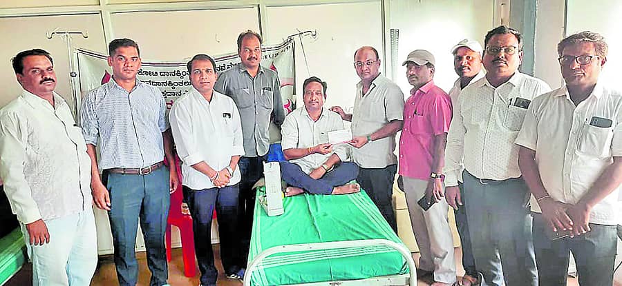 ಚಿಂಚೋಳಿಯಲ್ಲಿ ಬಸವ ಜಯಂತಿ ಪ್ರಯುಕ್ತ ಹಮ್ಮಿಕೊಂಡ ರಕ್ತದಾನ ಶಿಬಿರದಲ್ಲಿ ರಕ್ತದಾನಿ ಸೋಮಶೇಖರ ಹುಲಿ ಅವರಿಗೆ ಜಯಂತ್ಯುತ್ಸವ ಸಮಿತಿ ಅಧ್ಯಕ್ಷ ಗೌತಮಪಾಟೀಲ ಪ್ರಮಾಣ ಪತ್ರ ವಿತರಿಸಿದರು