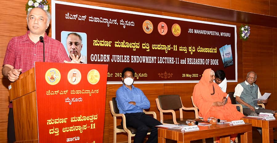 ಮೈಸೂರಿನ ಜೆಎಸ್ಎಸ್ ಆಸ್ಪತ್ರೆ ಸಭಾಂಗಣದಲ್ಲಿ ಗುರುವಾರ ‘ಬಡತನ ಮತ್ತು ಸುಸ್ಥಿರತೆ’ ಉಪನ್ಯಾಸವನ್ನು ಸೆಲ್ಕೊ ಇಂಡಿಯಾದ ಹರೀಶ್ ಹಂದೆ ನೀಡಿದರು. ಜಿಲ್ಲಾಧಿಕಾರಿ ಡಾ.ಬಗಾದಿ ಗೌತಮ್, ಶಿವರಾತ್ರಿ ದೇಶಿಕೇಂದ್ರ ಸ್ವಾಮೀಜಿ, ಡಾ.ಬಿ.ಆರ್.ಪೈ ಇದ್ದಾರೆ