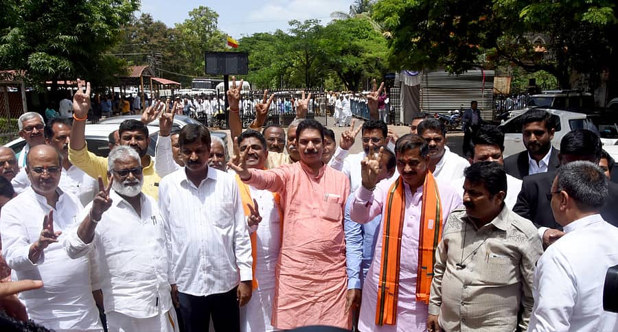 ಬೆಳಗಾವಿಯಲ್ಲಿ ನಾಮಪತ್ರ ಸಲ್ಲಿಕೆಗೂ ಮುನ್ನ ಬಿಜೆಪಿ ನಾಯಕರು ವಿಜಯದ ಸಂಕೇತ ತೋರಿಸಿದರು