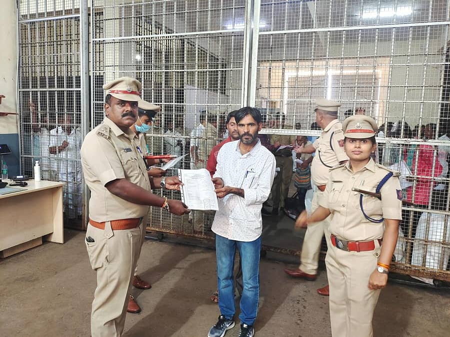 ಸನ್ನಡತೆ ಆಧಾರದಲ್ಲಿ ಬಿಡುಗಡೆಯಾದ ಕೈದಿಯೊಬ್ಬರಿಗೆ ಅಧಿಕಾರಿಗಳು ಪ್ರಮಾಣಪತ್ರ ವಿತರಿಸಿದರು