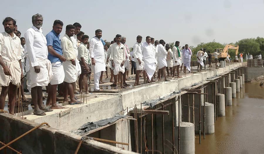 ಸಿಂಧನೂರು ತಾಲ್ಲೂಕಿನ ಗುಂಡಾದಿಂದ ಹೊಕ್ರಾಣಿ ಗ್ರಾಮದ ಬಳಿ ನಿರ್ಮಾಣವಾಗುತ್ತಿರುವ ಬ್ರಿಜ್ ಕಮ್ ಬ್ಯಾರೇಜ್ ಕಾಮಗಾರಿ ಸ್ಥಳಕ್ಕೆ ಗುರುವಾರ ಶಾಸಕ ಆರ್.ಬಸನಗೌಡ ತುರ್ವಿಹಾಳ ಭೇಟಿ ನೀಡಿ, ಪರಿಶೀಲಿಸಿದರು
