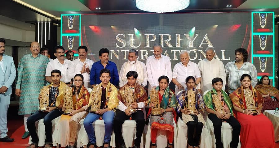 ಶಿರಸಿಯಲ್ಲಿ ಸುಪ್ರಿಯಾ ಇಂಟರ್ನ್ಯಾಷನಲ್ ಹೋಟೆಲ್ ಉದ್ಘಾಟನಾ ಸಮಾರಂಭದಲ್ಲಿ ಎಸ್ಸೆಸ್ಸೆಲ್ಸಿ ಪರೀಕ್ಷೆಯಲ್ಲಿ ರಾಜ್ಯಕ್ಕೆ ಟಾಪರ್ ಆದ ಜಿಲ್ಲೆಯ ಆರು ವಿದ್ಯಾರ್ಥಿಗಳು, ಅಂತರಾಷ್ಟ್ರೀಯ ಮಟ್ಟದ ಸ್ಕೂಲ್ ಫೆರಡೇಷನ್ ಗೇಮ್ಸ್ ಬ್ಯಾಡ್ಮಿಂಟನ್ ಸ್ಪರ್ಧೆಯಲ್ಲಿ ಚಿನ್ನದ ಪದಕ ಗೆದ್ದ ಪ್ರೇರಣಾ ಶೇಟ್, ಇಂಡಿಯಾ ಬುಕ್ ಆಫ್ ರೆಕಾರ್ಡ್ ಸಾಧನೆ ಮಾಡಿದ ತೃಪ್ತಿ ನಾಯ್ಕ ಅವರನ್ನು ಸನ್ಮಾನಿಸಲಾಯಿತು