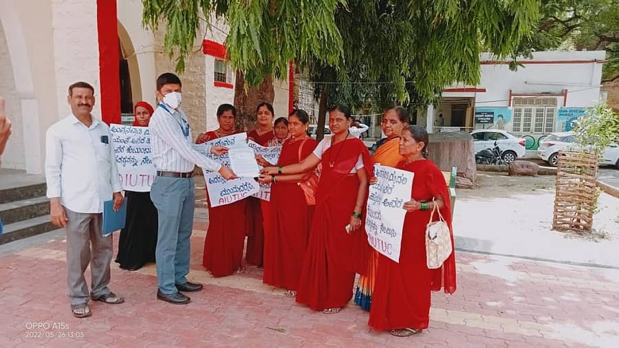 ನಿವೃತ್ತಿ ಅಂಚಿನಲ್ಲಿರುವ ಬಿಸಿಯೂಟ ಕಾರ್ಮಿಕರಿಗೆ ಸೂಕ್ತ ಪರಿಹಾರಕ್ಕೆ ಆಗ್ರಹಿಸಿ ವಿಜಯಪುರ ಹೆಚ್ಚುವರಿ ಜಿಲ್ಲಾಧಿಕಾರಿ ರಮೇಶ ಕಳಸದ ಅವರಿಗೆ ಮನವಿ ಸಲ್ಲಿಸಲಾಯಿತು