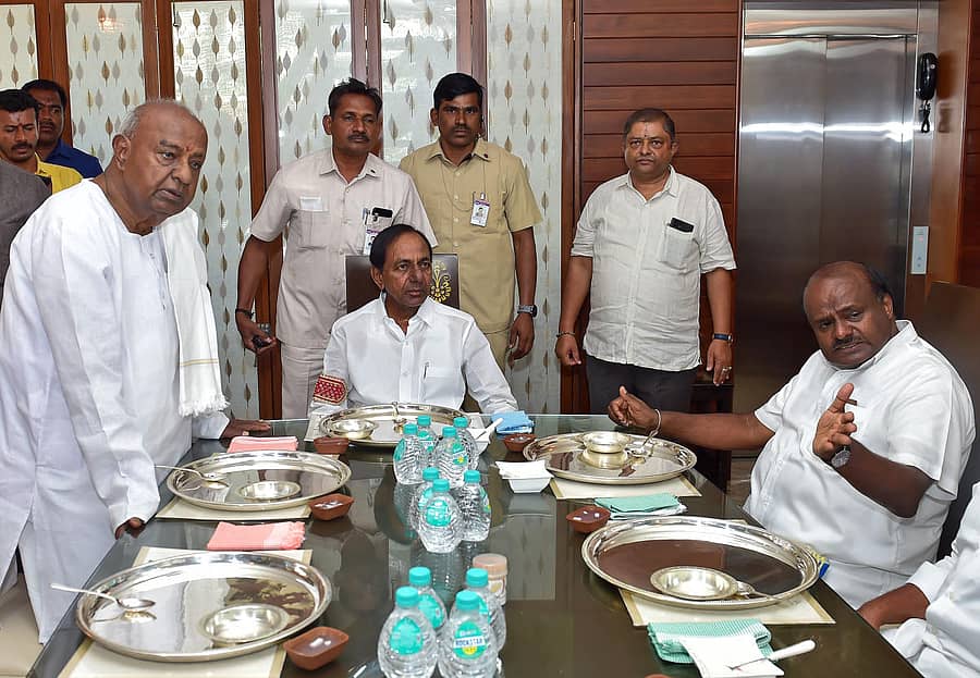 ಎಚ್.ಡಿ.ದೇವೇಗೌಡರ ಮನೆಯಲ್ಲಿ ತೆಲಂಗಾಣ ಮುಖ್ಯಮಂತ್ರಿ ಕೆ.ಚಂದ್ರಶೇಖರ ರಾವ್. ಎಚ್.ಡಿ.ಕುಮಾರಸ್ವಾಮಿ ಇದ್ದರು.