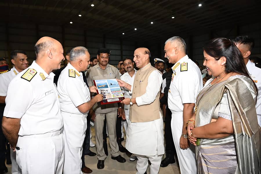 ಕಾರವಾರದ ಐ.ಎನ್.ಎಸ್ ಕದಂಬ ನೌಕಾನೆಲೆಗೆ ಎರಡು ದಿನಗಳ ಭೇಟಿಗಾಗಿ ಗುರುವಾರ ಆಗಮಿಸಿದ ರಕ್ಷಣಾ ಸಚಿವ ರಾಜನಾಥ ಸಿಂಗ್ ಅವರನ್ನು ನೌಕಾಪಡೆಯ ಪಶ್ಚಿಮ ವಲಯ ಮುಖ್ಯಸ್ಥ ವೈಸ್ ಅಡ್ಮಿರಲ್ ಅಜೇಂದ್ರ ಸಿಂಗ್ ಸ್ವಾಗತಿಸಿದರು. ಶಾಸಕಿ ರೂಪಾಲಿ ನಾಯ್ಕ ಹಾಗೂ ನೌಕಾಪಡೆಯ ಅಧಿಕಾರಿಗಳಿದ್ದಾರೆ.