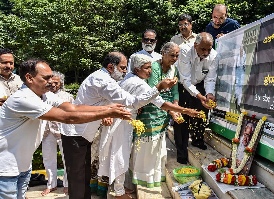 ಕಾರ್ಯಕ್ರಮದಲ್ಲಿ ಹಳ್ಳಿ ಮಕ್ಕಳ ಸಂಘದ ಯಡಿಯೂರು ಮಂಜುನಾಥ್, ಸಾಮಾಜಿಕ ಕಾರ್ಯಕರ್ತರಾದ ಬಾಬು ಕೋವಿ, ಪ್ರಭಾ ಬೆಳವಂಗಲ, ವಿಜಯಮ್ಮ, ವೆಂಕಟೇಶ್ ಎಚ್.ಎಂ ಹಾಗೂ ಇತರರು ಎಚ್.ಎಸ್. ದೊರೆಸ್ವಾಮಿ ಅವರ ಭಾವಚಿತ್ರಕ್ಕೆ ಪುಷ್ಪ ನಮನ ಸಲ್ಲಿಸಿದರು. ಪ್ರಜಾವಾಣಿ ಚಿತ್ರ