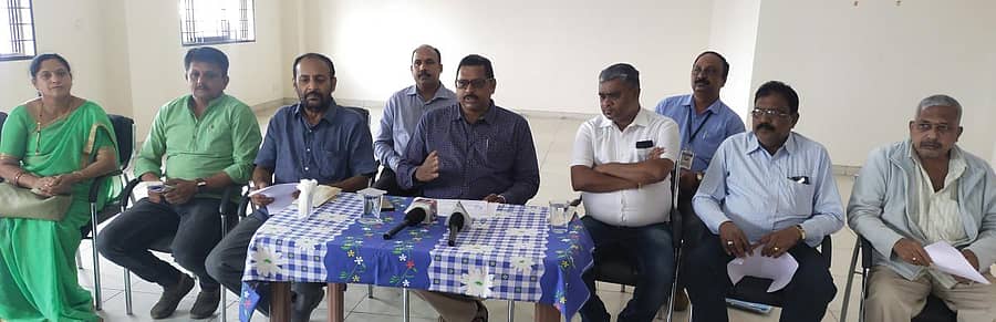 ಕುಶಾಲನಗರದಲ್ಲಿ ಗುರುವಾರ ಪ್ರಾಥಮಿಕ ಕೃಷಿ ಪತ್ತಿನ ಸಹಕಾರ ಸಂಘದ ಅಧ್ಯಕ್ಷ ಟಿ.ಆರ್.ಶರವಣಕುಮಾರ್ ಮಾತನಾಡಿದರು. ಆನಂದ್ ಕುಮಾರ್, ಲೋಕೇಶ್ ಇದ್ದಾರೆ