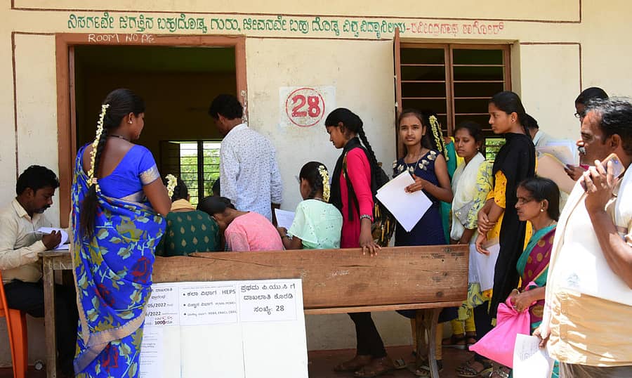 ಚಿತ್ರದುರ್ಗದ ಸರ್ಕಾರಿ ಬಾಲಕಿಯರ ಪದವಿಪೂರ್ವ ಕಾಲೇಜಿನಲ್ಲಿ ಪ್ರವೇಶಾತಿಗೆ ಸರತಿ ಸಾಲಿನಲ್ಲಿ ಕಾಯುತ್ತಿರುವ ವಿದ್ಯಾರ್ಥಿನಿಯರು.