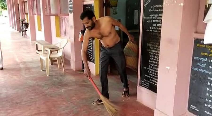 ಹೊಸನಗರ ತಾಲ್ಲೂಕು ಪಂಚಾಯಿತಿಯಲ್ಲಿ ಅರೆಬೆತ್ತಲೆಯಾಗಿ ಕಸ ಗುಡಿಸುವ ಮೂಲಕ ಪ್ರತಿಭಟನೆ ನಡೆಸಿದ ಗ್ರಾಮ ಪಂಚಾಯಿತಿ ಅಧ್ಯಕ್ಷ ಕರುಣಾಕರ ಶೆಟ್ಟಿ.