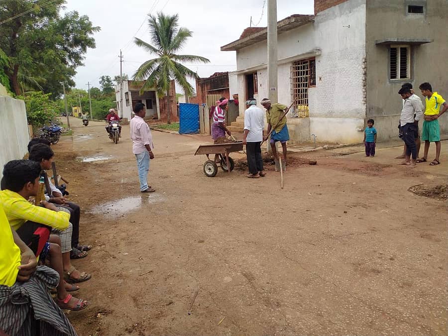 ಮೊಳಕಾಲ್ಮುರು ತಾಲ್ಲೂಕಿನ ನೇರ್ಲಹಳ್ಳಿಯಲ್ಲಿ ಜಿಲ್ಲಾಧಿಕಾರಿ ಗ್ರಾಮ ವಾಸ್ತವ್ಯದ ಕಾರಣ ಸ್ವಚ್ಛತಾ ಕಾರ್ಯ ಕೈಗೊಂಡಿರುವುದು