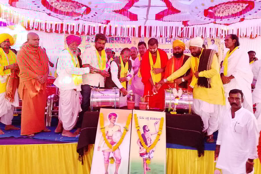 ನಾರಾಯಣಪುರ ಸಮೀಪದ ಜೋಗುಂಡಭಾವಿ ಗ್ರಾಮದಲ್ಲಿ ಸಂಗೊಳ್ಳಿ ರಾಯಣ್ಣ, ಕನಕದಾಸರ ಮೂರ್ತಿ ಲೋಕಾರ್ಪಣೆ ಕಾರ್ಯಕ್ರಮಕ್ಕೆ ಮಾಜಿ ಸಚಿವ ಕೆ.ಎಸ್.ಈಶ್ವರಪ್ಪ, ಶಾಸಕ ರಾಜೂಗೌಡ ಚಾಲನೆ ನೀಡಿದರು