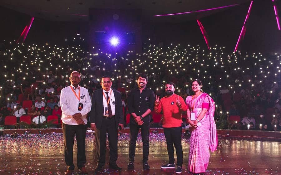 ದಯಾನಂದ ಸಾಗರ ಕಾಲೇಜಿನಲ್ಲಿ ನಡೆದ ‘ವೈಬ್ರೇಷನ್ಸ್’ ಕಾರ್ಯಕ್ರಮದಲ್ಲಿ ಚೈತ್ರ ವಾಸುದೇವನ್, ವಿಕ್ಕಿ ವರುಣ್, ನಟ ಮಾಸ್ಟರ್ ಆನಂದ್, ಪಾಲ್ಗೊಂಡಿದ್ದರು.