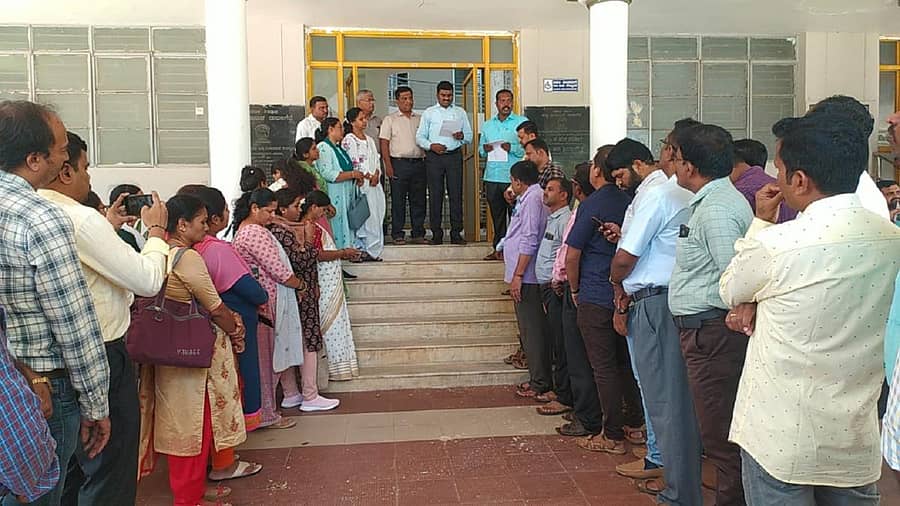 ಪಂಚಾಯಿತಿ ಅಭಿವೃದ್ಧಿ ಅಧಿಕಾರಿಗಳ ವಿವಿಧ ಬೇಡಿಕೆಗಳ ಈಡೇರಿಕೆಗೆ ಒತ್ತಾಯಿಸಿ ಕರ್ನಾಟಕ ರಾಜ್ಯ ಪಂಚಾಯತಿ ಅಭಿವೃದ್ಧಿ ಅಧಿಕಾರಿಗಳ ಕ್ಷೇಮಾಭಿವೃದ್ಧಿ ಸಂಘದಿಂದ ದಾವಣಗೆರೆ ಜಿಲ್ಲಾ ಪಂಚಾಯಿತಿ ಸಿಇಒ ಮೂಲಕ ಸರ್ಕಾರಕ್ಕೆ ಮನವಿ ಸಲ್ಲಿಸಲಾಯಿತು.