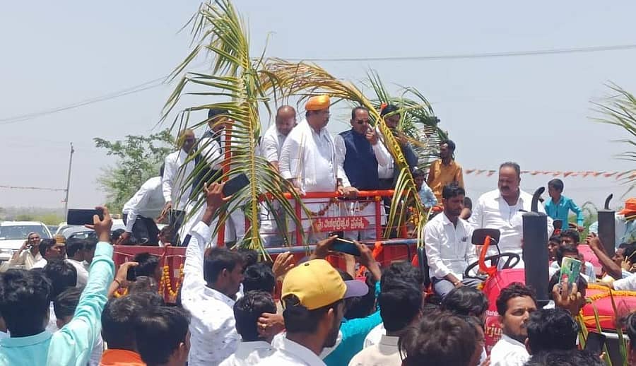 ಔರಾದ್ ತಾಲ್ಲೂಕಿನ ವಡಗಾಂವ್ ಗ್ರಾಮದಲ್ಲಿ ಶುಕ್ರವಾರ ಕಂದಾಯ ಸಚಿವರ ಭವ್ಯ ಮೆರವಣಿಗೆ ನಡೆಯಿತು. ಪಶು ಸಂಗೋಪನೆ ಸಚಿವ ಪ್ರಭು ಚವಾಣ್, ಶಾಸಕ ಶರಣು ಸಲಗರ, ಮುಖಂಡ ಸೂರ್ಯಕಾಂತ ನಾಗಮಾರಪಳ್ಳಿ, ಜಿಲ್ಲಾಧಿಕಾರಿ ಗೋವಿಂದರೆಡ್ಡಿ ಇದ್ದರು