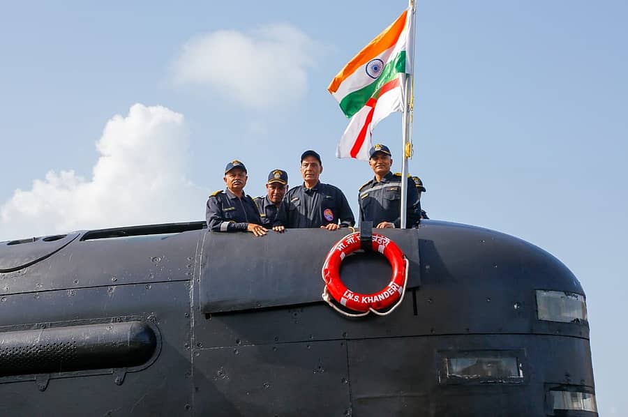 ರಕ್ಷಣಾ ಸಚಿವ ರಾಜನಾಥ ಸಿಂಗ್ ಅವರು ಶುಕ್ರವಾರ ಬೆಳಿಗ್ಗೆ ಜಲಾಂತರ್ಗಾಮಿ 'ಐ.ಎನ್.ಎಸ್ ಖಂಡೇರಿ'ಯಲ್ಲಿ ಸಮುದ್ರಯಾನ ಮಾಡಿದರು.