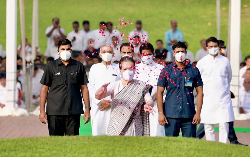 ದೆಹಲಿಯ ಶಾಂತಿವನದಲ್ಲಿರುವ ಜವಾಹರಲಾಲ್‌ ನೆಹರೂ ಅವರ ಸ್ಮಾರಕಕ್ಕೆ ಭೇಟಿ ನೀಡಿದ ಕಾಂಗ್ರೆಸ್‌ ಅಧ್ಯಕ್ಷೆ ಸೋನಿಯಾ ಗಾಂಧಿ ಪುಷ್ಪನಮನ ಸಲ್ಲಿಸಿದರು. 