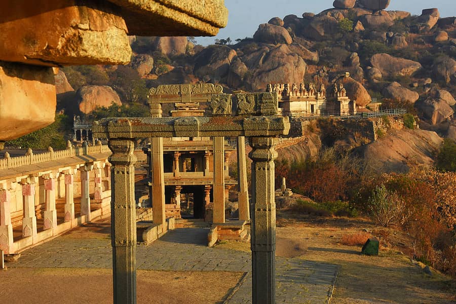 ಚಿತ್ರದುರ್ಗದ ಕಲ್ಲಿನ ಕೋಟೆಯ ಮೇಲುದುರ್ಗ ಎಡಬದಿಯಲ್ಲಿ ಕಾಣುತ್ತಿರುವ ಕಲ್ಲಿನ ಮಂಟಪವೇ ಹಳೆ ಮುರುಘಾ ಮಠ.