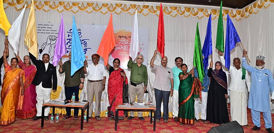 ಶ್ರಮಿಕರು ವಿವಿಧ ಬಣ್ಣಗಳ ಬಾವುಟಗಳನ್ನು ಗಣ್ಯರಿಗೆ ನೀಡುವ ಮೂಲಕ ಮೇ ಸಾಹಿತ್ಯ ಮೇಳಕ್ಕೆ ಶುಕ್ರವಾರ ಚಾಲನೆ ನೀಡಿದರು. ಡಿ.ಬಿ. ರಜಿಯಾ, ವಕೀಲ ಎಲ್.ಎಚ್.ಅರುಣಕುಮಾರ್, ಅಬ್ದುಸ್ಸಲಾಂ ಪುತ್ತಿಗೆ, ನಿವೃತ್ತ ನ್ಯಾಯಮೂರ್ತಿ ಕೆ.ಚಂದ್ರು, ಕವಿತಾ ಕೃಷ್ಣನ್, ಪತ್ರಕರ್ತ ಪಿ.ಸಾಯಿನಾಥ್, ಡಾ.ಎಂ.ಜಿ. ಈಶ್ವರಪ್ಪ, ಬಿ.ಶ್ರೀನಿವಾಸ್ ಇದ್ದಾರೆ (ಎಡಚಿತ್ರ). ಮೇ ಸಾಹಿತ್ಯ ಮೇಳದಲ್ಲಿ ಪಾಲ್ಗೊಂಡಿದ್ದ ಜನಸ್ತೋಮ –ಪ್ರಜಾವಾಣಿ ಚಿತ್ರ.