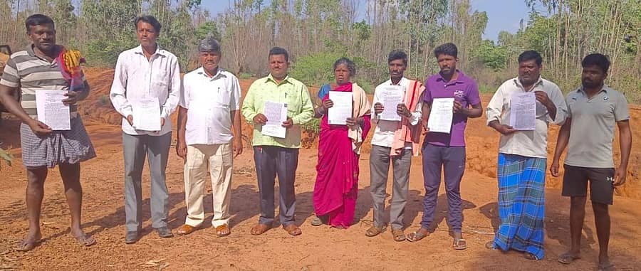 ಶಿಡ್ಲಘಟ್ಟ ತಾಲ್ಲೂಕಿನ ಕಲ್ಯಾಪುರದ ಸರ್ವೆ ನಂಬರ್ 60ರ ಜಮೀನಿನಲ್ಲಿ ನಾವು ಅನುಭವದಲ್ಲಿ ಇದ್ದೇವೆ ಎಂದು ಈಸ್ತೂರು ಗ್ರಾಮದ ಪರಿಶಿಷ್ಟ ಜಾತಿ ಕುಟುಂಬಗಳು ದಾಖಲೆಗಳನ್ನು ಪ್ರದರ್ಶಿಸುತ್ತಿರುವುದು