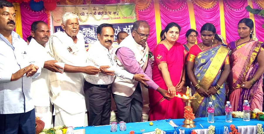 ಮೊಳಕಾಲ್ಮುರು ತಾಲ್ಲೂಕಿನ ನೇರ್ಲಹಳ್ಳಿಯಲ್ಲಿ ಶುಕ್ರವಾರ ನಡೆದ ‘ಜಿಲ್ಲಾಧಿಕಾರಿ ನಡೆ ಹಳ್ಳಿಯ ಕಡೆ’ ಕಾರ್ಯಕ್ರಮವನ್ನು ಜಿಲ್ಲಾಧಿಕಾರಿ ಕವಿತಾ ಎಸ್. ಮನ್ನೀಕೇರಿ ಉದ್ಘಾಟಿಸಿದರು.