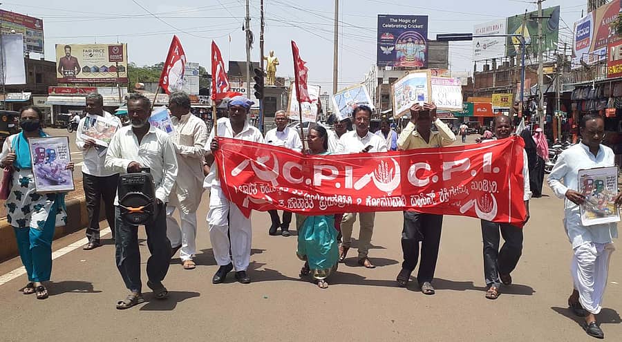 ಬೀದರ್ನಲ್ಲಿ ಶುಕ್ರವಾರ ಭಾರತ ಕಮ್ಯುನಿಸ್ಟ್ ಪಕ್ಷದ ಜಿಲ್ಲಾ ಘಟಕದ ಪದಾಧಿಕಾರಿಗಳು ಅಗತ್ಯ ವಸ್ತುಗಳ ಬೆಲೆ ನಿಯಂತ್ರಣ ಸೇರಿದಂತೆ ವಿವಿಧ ಬೇಡಿಕೆಗಳ ಈಡೇರಿಕೆಗೆ ಒತ್ತಾಯಿಸಿ ಪ್ರತಿಭಟನಾ ಮೆರವಣಿಗೆ ನಡೆಸಿದರು