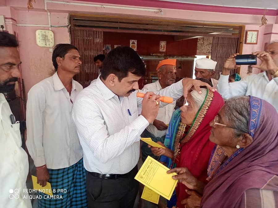 ವಿಜಯಪುರ ಗ್ರಾಮೀಣ ಭಾಗದಲ್ಲಿ ನೇತ್ರ ತಪಾಸಣೆಯಲ್ಲಿ ತೊಡಗಿರುವ ನೇತ್ರತಜ್ಞ ಡಾ.ಪ್ರಭುಗೌಡ ಪಾಟೀಲ