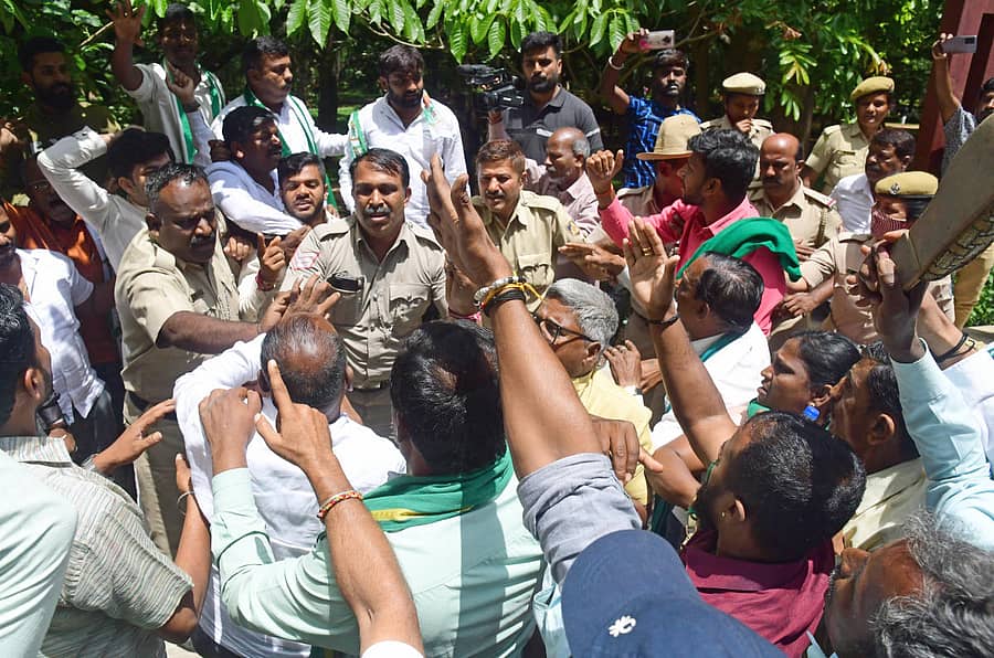 ಜೆಡಿಎಸ್ ಮತ್ತು ರೈತ ಸಂಘದ ಕಾರ್ಯಕರ್ತರನ್ನು ಪೊಲೀಸರು ಸಮಾಧಾನಪಡಿಸುತ್ತಿರುವುದು –ಪ್ರಜಾವಾಣಿ ಚಿತ್ರ