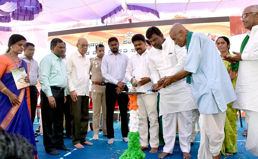 ರಾಯಚೂರಿನ ಶ್ರಿರಾಮಶಾಲಾ ಆವರಣದಲ್ಲಿ ಶನಿವಾರ ನಡೆದ ‘ಅಮೃತ ಭಾರತಿಗೆ ಕನ್ನಡದಾರತಿ’ ಅಭಿಯಾನಕ್ಕೆ ಸಂಸದ ರಾಜಾ ಅಮರೇಶ್ವರ ನಾಯಕ ಹಾಗ ಸ್ವಾತಂತ್ರ್ಯ ಹೋರಾಟಗಾರ ಡಿ.ಪಂಪಣ್ಣ ಚಾಲನೆ ನೀಡಿದರು