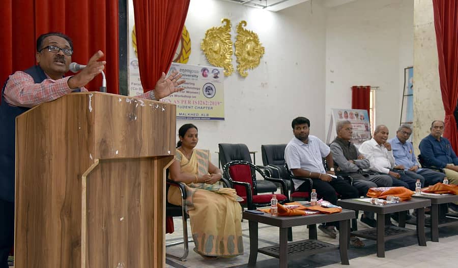 ಕಲಬುರಗಿ ನಗರದ ಶರಣಬಸವ ವಿಶ್ವವಿದ್ಯಾಲಯದ ಗೋದುತಾಯಿ ಮಹಿಳಾ ಎಂಜಿನಿಯರಿಂಗ್ ಕಾಲೇಜಿನ ಸಿವಿಲ್ ಎಂಜಿನಿಯರಿಂಗ್ ವಿಭಾಗದ ವತಿಯಿಂದ ಶನಿವಾರ ನಡೆದ ಕಾಂಕ್ರೆಟ್ ಮಿಶ್ರಣದ ವಿನ್ಯಾಸ ಕಾರ್ಯಾಗಾರದಲ್ಲಿ ವಿವಿಯ ಕುಲಸಚಿವ ಡಾ. ಅನಿಲಕುಮಾರ ಬಿಡವೆ ಮಾತನಾಡಿದರು