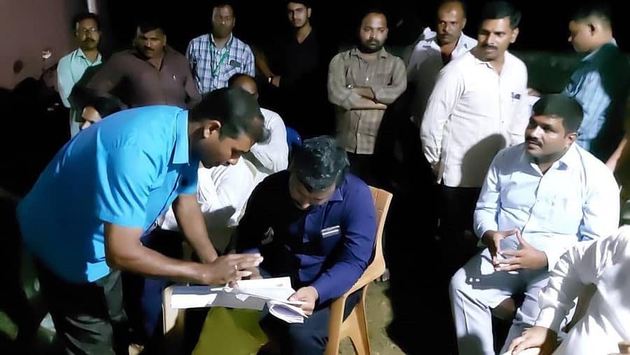 ರಿಪ್ಪನ್ಪೇಟೆ ಸಮೀಪದ ಬೆಳ್ಳೂರು ಗ್ರಾಮದಲ್ಲಿ ಶುಕ್ರವಾರ ರಾತ್ರಿವರೆಗೂ ಜನರ ಅಹವಾಲು ಸ್ವೀಕರಿಸಿದ ಜಿಲ್ಲಾಧಿಕಾರಿ.