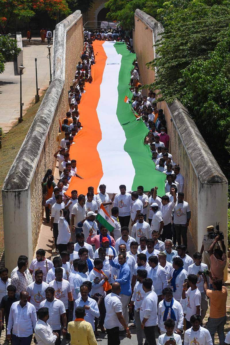 ಅಮೃತ ಭಾರತಿಗೆ ಕನ್ನಡದಾರತಿ ಅಭಿಯಾನದ ಭಾಗವಾಗಿ ಸ್ವಯಂಸೇವಕರು ತ್ರಿವರ್ಣ ಧ್ವಜ ಹಿಡಿದು ಪಥಸಂಚಲನ ನಡೆಸಿದರು – ಪ್ರಜಾವಾಣಿ ಚಿತ್ರ