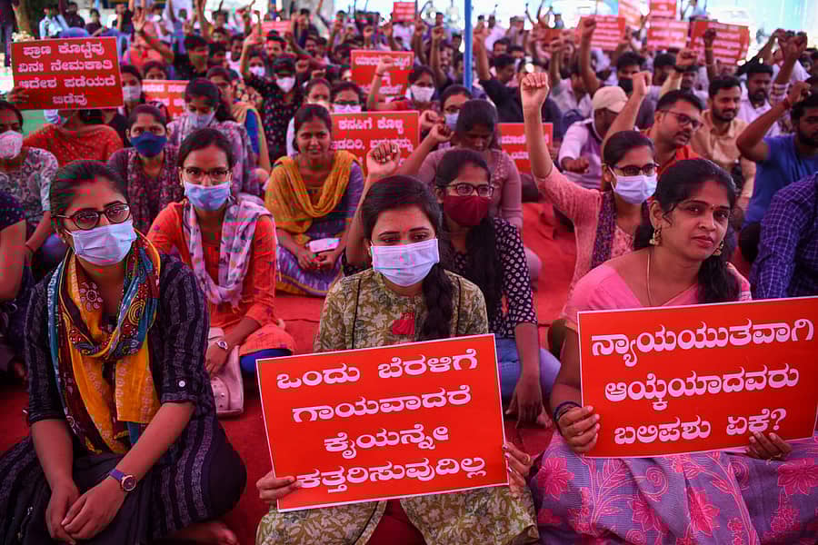 ‘ಪಿಎಸ್ಐ ನೇಮಕಾತಿ ಮರುಪರೀಕ್ಷೆ ಆದೇಶ ಹಿಂಪಡೆಯಬೇಕು’ ಎಂದು ಒತ್ತಾಯಿಸಿ ಕೆಲ ಅಭ್ಯರ್ಥಿಗಳು ನಗರದ ಸ್ವಾತಂತ್ರ್ಯ ಉದ್ಯಾನದಲ್ಲಿ ಶನಿವಾರ ಪ್ರತಿಭಟನೆ ನಡೆಸಿದರು – ಪ್ರಜಾವಾಣಿ ಚಿತ್ರ