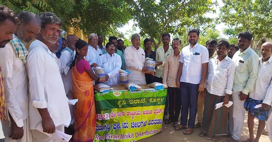 ಕುಷ್ಟಗಿಯಲ್ಲಿ ರೈತ ಫಲಾನುಭವಿಗಳಿಗೆ ಶಾಸಕ ಅಮರೇಗೌಡ ಬಯ್ಯಾಪುರ ಬಿತ್ತನೆ ಬೀಜಗಳ ಕಿರುಚೀಲ ವಿತರಿಸಿದರು