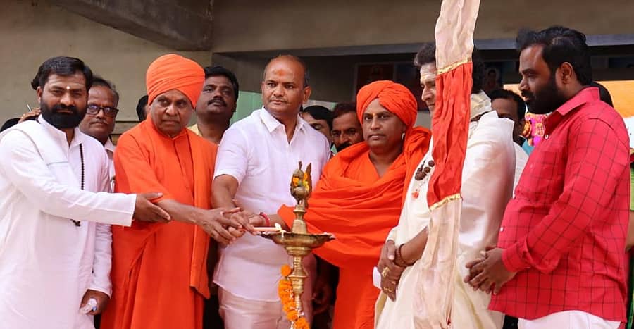 ಹುಲಸೂರ ತಾಲ್ಲೂಕಿನ ಗೋರ್ಟಾ (ಬಿ) ಗ್ರಾಮದಲ್ಲಿ ನಡೆದ ‘ಅಮೃತ ಭಾರತಿಗೆ ಕನ್ನಡದಾರತಿ’ ಕಾರ್ಯಕ್ರಮಕ್ಕೆ ಶಾಸಕ ಶರಣು ಸಲಗರ ಚಾಲನೆ ನೀಡಿದರು. ಶಿವಾನಂದ ಸ್ವಾಮೀಜಿ ಇದ್ದಾರೆ