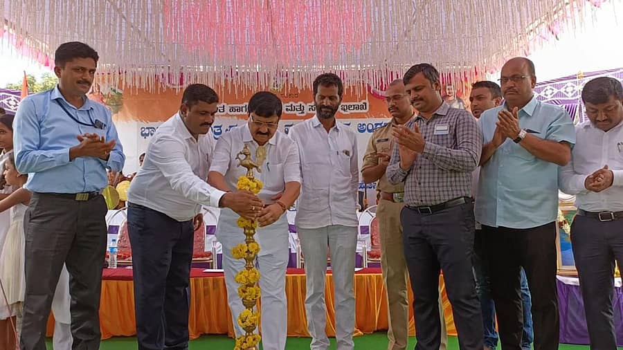 ಹೊಸನಗರ ತಾಲ್ಲೂಕು ಬಿದನೂರು ಕೋಟೆಯಲ್ಲಿ ಅಮೃತಭಾರತಿಗೆ ಕನ್ನಡದಾರತಿ ಕಾರ್ಯಕ್ರಮವನ್ನು ಸಚಿವ ಆರಗ ಜ್ಞಾನೇಂದ್ರ ಉದ್ಘಾಟಿಸಿದರು.