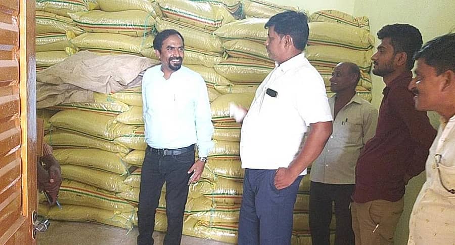 ಬೀದರ್ ತಾಲ್ಲೂಕಿನ ಅಷ್ಟೂರಿನ ಪ್ರಾಥಮಿಕ ಕೃಷಿ ಪತ್ತಿನ ಸಹಕಾರ ಸಂಘದಲ್ಲಿ ಬಿತ್ತನೆ ಬೀಜ ದಾಸ್ತಾನು ಮಾಡಿರುವುದನ್ನು ಸಹಾಯಕ ಕೃಷಿ ನಿರ್ದೇಶಕ ಧೂಳಪ್ಪ ಹೊಸಾಳೆ ವೀಕ್ಷಿಸಿದರು
