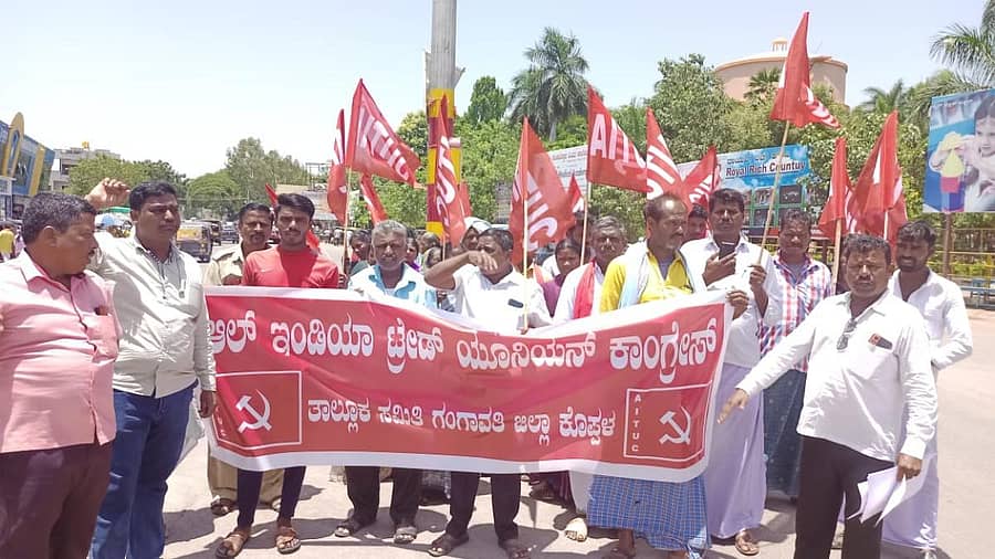 ಗಂಗಾವತಿ ನಗರದ ಕೃಷ್ಣದೇವರಾಯ ವೃತ್ತದಲ್ಲಿ ಆಲ್ ಇಂಡಿಯಾ ಟ್ರೇಡ್ ಯೂನಿಯನ್ ಕಾಂಗ್ರೆಸ್ನ ಪದಾಧಿಕಾರಿಗಳು ಪ್ರತಿಭಟನೆ ನಡೆಸಿದರು