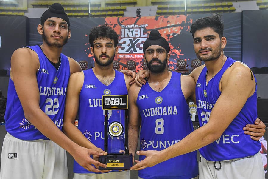 ಪುರುಷರ ವಿಭಾಗದ ಪ್ರಶಸ್ತಿಯೊಂದಿಗೆ ಲೂಧಿಯಾನ ತಂಡ: (ಎಡದಿಂದ) ಅರವಿಂದರ್ ಸಿಂಗ್‌, ನಾಜ್ ಸಿಂಗ್‌, ಗುರ್ಬಾಜ್ ಸಿಂಗ್ ಸಂಧು ಮತ್ತು ಆದಿತ್ಯ ಕರಣ್‌– ಪ್ರಜಾವಾಣಿ ಚಿತ್ರ