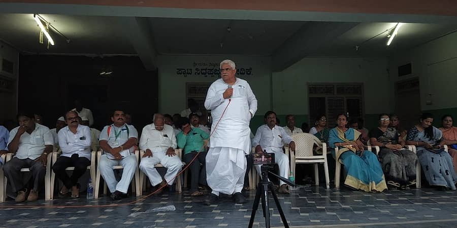 ಡಂಬಳದ ತೋಂಟದಾರ್ಯ ಕಲಾಭವನದ ಆವರಣದಲ್ಲಿ ಶನಿವಾರ ಮುಂಡರಗಿ ತಾಲೂಕ ಬ್ಲಾಕ ಕಾಂಗ್ರೇಸ್ ಸಮಿತಿ ಮುಂಚೂಣಿ ಘಟಕಗಳ ಪದಾಧಿಕಾರಿಗಳ ಪದಗ್ರಹಣ ಕಾರ್ಯಕ್ರಮದ ಅಧ್ಯಕ್ಷತೆಯನ್ನು ವಹಿಸಿ ಕಾಂಗ್ರೆಸ್ ಪಕ್ಷದ ಜಿಲ್ಲಾ ಘಟಕದ ಅಧ್ಯಕ್ಷ ಜಿ.ಎಸ್.ಪಾಟೀಲ್ ಮಾತನಾಡಿದರು.