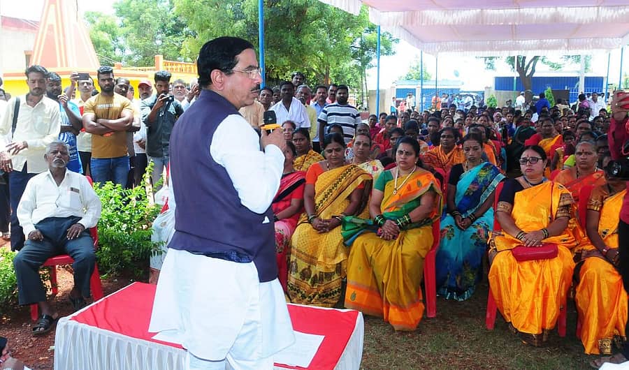 ಹುಬ್ಬಳ್ಳಿಯ ಕೃಷ್ಣಾ ಕಾಲೊನಿಯಲ್ಲಿ ಭಾನುವಾರ ನಡೆದ ಪ್ರಧಾನಿ ಮೋದಿ ಅವರ ‘ಮನದ ಮಾತು’ ಆಲಿಸುವ ಕಾರ್ಯಕ್ರಮದಲ್ಲಿ ಕೇಂದ್ರ ಸಚಿವ ಪ್ರಲ್ಹಾದ ಜೋಶಿ ಅವರು ಬಿಜೆಪಿ ಕಾರ್ಯಕರ್ತರನ್ನು ಉದ್ದೇಶಿಸಿ ಮಾತನಾಡಿದರು