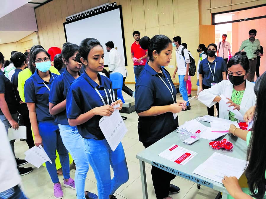 ರಕ್ತದ ಆಕರ ಕೋಶ ದಾನಕ್ಕೆ ವಿದ್ಯಾರ್ಥಿಗಳು ಹೆಸರು ನೋಂದಾಯಿಸಿಕೊಂಡರು