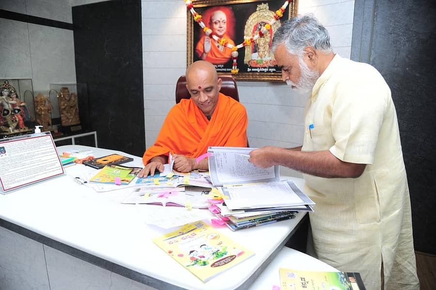 ಆದಿಚುಂಚನಗಿರಿ ಮಠಾಧೀಶ ನಿರ್ಮಲಾನಂದನಾಥ ಸ್ವಾಮೀಜಿ ಅವರನ್ನು ಭೇಟಿ ಮಾಡಿ ಮಾತುಕತೆ ನಡೆಸಿದ ಶಿಕ್ಷಣ ಸಚಿವ ಬಿ.ಸಿ. ನಾಗೇಶ್