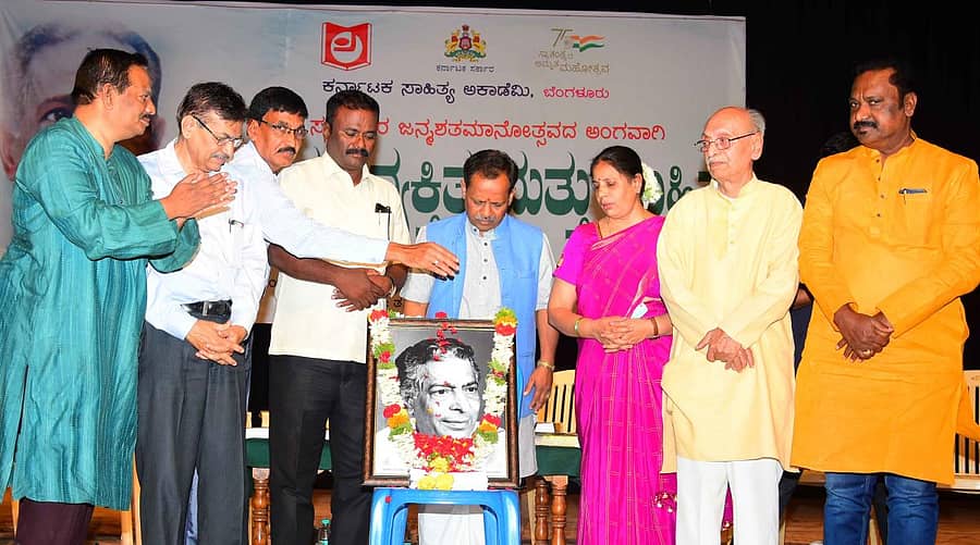 ಚಿತ್ರದುರ್ಗದ ತರಾಸು ರಂಗಮಂದಿರದಲ್ಲಿ ಸೋಮವಾರ ಏರ್ಪಡಿಸಿದ್ದ ವಿಚಾರಸಂಕಿರಣದಲ್ಲಿ ತರಾಸು ಅವರ ಭಾವಚಿತ್ರಕ್ಕೆ ಪುಷ್ಪನಮನ ಸಲ್ಲಿಸಲಾಯಿತು. ಪ್ರೊ.ಕೆ.ರಾಜೀವಲೋಚನ, ಡಾ.ಬಿ.ರಾಜಶೇಖರಪ್ಪ, ಡಾ.ಇ.ರುದ್ರಮುನಿ, ಡಾ.ಜೆ.ಕರಿಯಪ್ಪ ಮಾಳಿಗೆ, ಡಾ.ಬಿ.ವಿ.ವಸಂತಕುಮಾರ್, ಪೂರ್ಣಿಮಾ ಸುಂದರ್‌, ಶಾ.ಮಂ.ಕೃಷ್ಣರಾಯ ಎಚ್‌.ವಿಶ್ವನಾಥ್‌ ಇದ್ದಾರೆ.