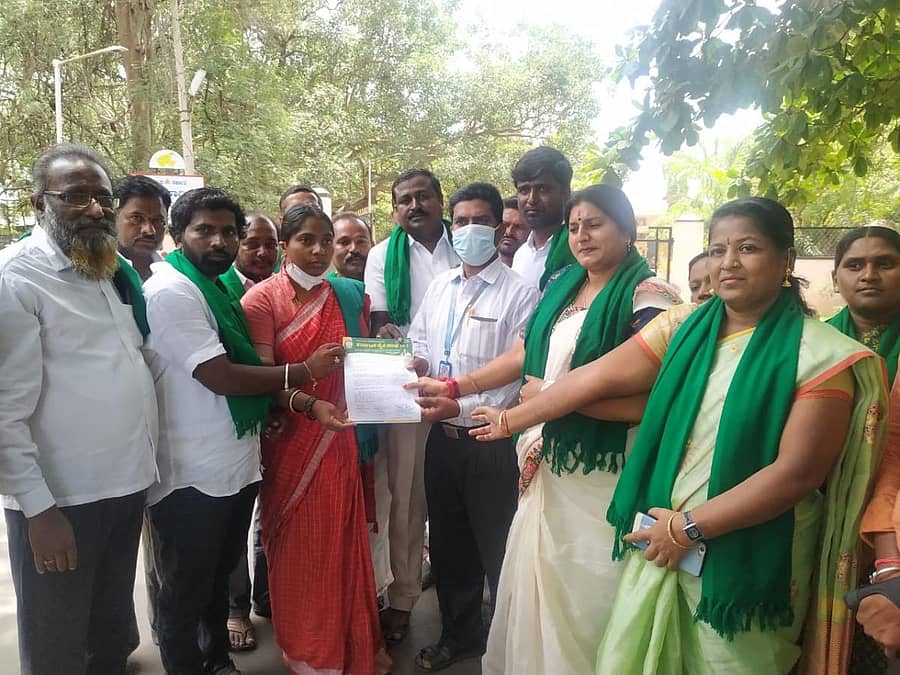 ರೈತ ಮುಖಂಡ ರಾಕೇಶ್ ಟಿಕಾಯತ್ ಮೇಲಿನ ದಾಳಿ ಖಂಡಿಸಿ ಕರ್ನಾಟಕ ರೈತ ಸಂಘದ ಕಾರ್ಯಕರ್ತರು ಮಂಗಳವಾರ ಹೊಸಪೇಟೆಯಲ್ಲಿ ತಹಶೀಲ್ದಾರ್ ಗುರುಬಸವರಾಜ ಅವರಿಗೆ ಮನವಿ ಪತ್ರ ಸಲ್ಲಿಸಿದರು