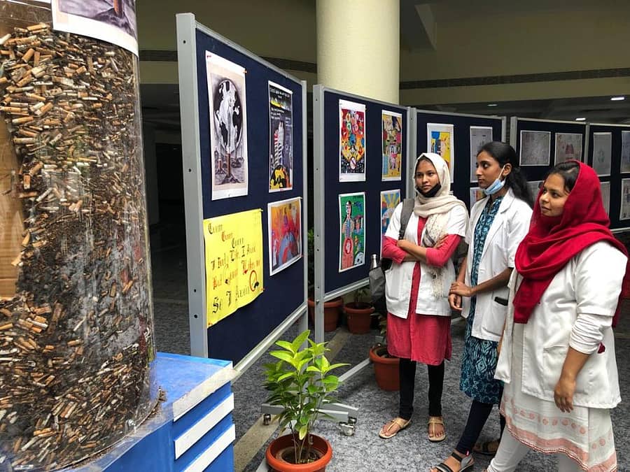 ಸಂಗ್ರಹಿಸಿದ ಸಿಗರೇಟ್ ಮತ್ತು ಬೀಡಿ ತುಂಡುಗಳನ್ನು ವೈದ್ಯಕೀಯ ವಿದ್ಯಾರ್ಥಿಗಳು ವೀಕ್ಷಿಸಿದರು