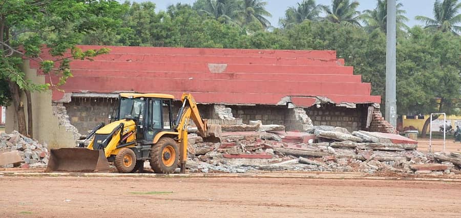 ಹೊಸಪೇಟೆ ಕ್ರೀಡಾಂಗಣದ ಮೆಟ್ಟಿಲು ಮಾದರಿಯ ಆಸನಗಳನ್ನು ತೆರವುಗೊಳಿಸಲಾಯಿತು