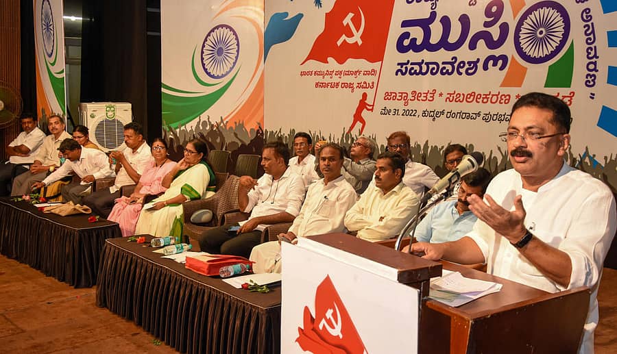 ಮಂಗಳೂರಿನ ಟೌನ್‌ಹಾಲ್‌ನಲ್ಲಿ ಮಂಗಳವಾರ ಸಿಪಿಎಂ ಆಯೋಜಿಸಿದ್ದ ರಾಜ್ಯ ಮಟ್ಟದ ಮುಸ್ಲಿಂ ಸಮಾವೇಶದಲ್ಲಿ ಕೇರಳದ ಶಾಸಕ ಕೆ.ಟಿ ಜಲೀಲ್‌ ಮಾತನಾಡಿದರು. –ಪ್ರಜಾವಾಣಿ ಚಿತ್ರ